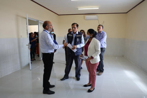 Ministra Saúde (MS), Odete Maria Freitas Belo akompaña Reprezentante Organizasaun Mundiál Saúde (OMS) iha Timor-Leste, Arvind Mathur ho ekipa observa hela konstrusaun izolamentu iha Baukau. 