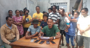 Portavoz Komunidade Baiiro Seroja, Elvis Martins akompaña husi komunidade sira deklara sai hela sira-nia preokupasaun, iha Bairu Seroja, sesta (25/03). 