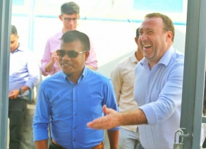 Sekretáriu Estadu Formasaun Profisionál no Empregu SEFOPE Julião da Silva hamutuk ho Embaxadór Austrália ba Timor-Leste Peter Robert ho oin midar hakat tama ba edifisiu laran, Dili, (26/09)