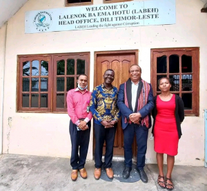 MAPKOMS, Francisco Martins da Costa Pereira Jerónimo foto hamutuk ho Diretor Ezekutivu  Labeh, Christopher Henry Samsom ho nia estruturu iha edifisiu Radiu Lalenok Ba Ema Hotu (LABEH) Komoro, tersa (27/12). 