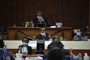 Primeiru Ministru Taur Matan Ruak ho Ministra Saude iha plenaria Parlamentu Nasional (26/3)