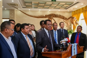 Vise Prezidente Camara Comersiu Industria Timor-Leste (CCI-TL), João Alves, hamriik besik Prezidente CCI-TL, Oscar Lima  (lima los) wainhira ko&#039;alia ba midia iha palasiu Prezidensial Dili 