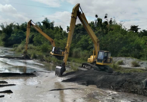 Ekipa IJE hala’o Servisu Emerjensia apoiu Komunidade hodi ke&#039;e hasai sedimentasaun iha mota Welolo, Suku Luka, Postu Administrativu Vikeké Villa, Munisípiu Vikéké.  (Mota Welolo).