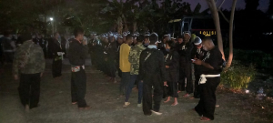 Membru PSHT ne&#039;ebe maioria husi Timor Leste forma lina iha besik edifisiu POLRI ida nia oin iha atambua, ne&#039;ebe Autoridade Indonezia sira ne&#039;e la deporta fali Timoroan sira tama ilegal ba Teritoriu Indonezia nian ne&#039;e fila mai TL maibe husik Timoroan sira ne&#039;e ba sa&#039;e sabuk