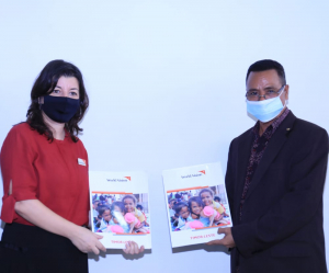 SEKoop, Elizário Ferreira (loos) ho Diretóra World Vision,  Miquela Shulla (karuk) foto hamutuk, hafoin assina akordu kooperasaun iha Akait, sexta (28/05).