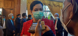 Ministra Negósius Estranjeiru no Kooperasaun Adaljiza Magno ko&#039;alia ba jornalista sira hafoin simu Pose husi Prezidente Republika Fransisco Guteres Lu-olo iha palasiu prezidensial bairo-pite, kuarta (24/06).