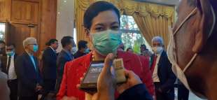Ministra Negósius Estranjeiru no Kooperasaun Adaljiza Magno ko&#039;alia ba jornalista sira hafoin simu Pose husi Prezidente Republika Fransisco Guteres Lu-olo iha palasiu prezidensial bairo-pite, kuarta (24/06).
