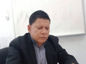 Akademista UNTL, Camilio Ximenes hatan hela ba jornalista Tempotimor nia perguntas iha ninia knar fatin kampuz lama Kaikoli, tersa (15/09)