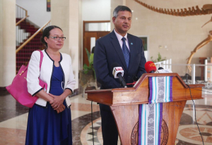 Reprezentante Espesiál Food and Agriculture Organization (FAO) ba Repúblika Indonézia no Timor-Leste, Rajendra Aryal atende hela entrevista husi jornalista sira iha Palásiu Prezidensial Bairo Pite, kuarta (27/07).