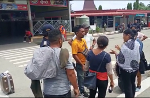 Kandidatu trabalhador sira ho nia familia deskute malu ho ema balun iha aeroportu Dili, Kuarta (2/12)