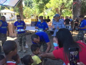 Membru Falintil-Forsa Defeza Timor-Leste (F-FDTL) hamutuk ho reprezentante guarda Prizaun Bekora distribui hela hahán ba labarik sira iha Prizaun Bekora, sábadu (20/08).