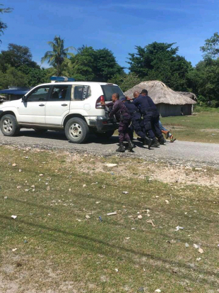 Membru Polísia Nasionál Timor-Leste (PNTL) dudu hela kareta tanba kareta mate iha dalan.