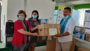 Embaixadora EUA iha TL Kathleen M. Fitzpatrick Entrega Ekipamentu Saude Nian ba PA Munisipiu Dili Gaspar Soares Iha SS Comoro