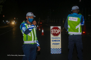 Polisia Tranzitu halo pasa revista ba transporte sira iha tempu kalan.
