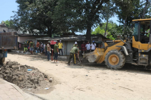 Funsionáriu sira husi Sekretária Estadu Kooperativa (SEKoop) suru hela foer ho taho iha estrada ibun Bidau Toko-Baru hodi hatama ba mákina esvatór nia kanuru hafoin soe tama ba kamioneta laran, kinta (08/04/2021)