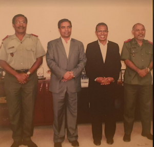 Husi liman Karuk, Ministru da Defesa Filomeno Paixão de Jesus, Eis Sekretariu Estadu Julio Tomas Pinto, Eis Prezidente da Republika no atula Primeiru Ministru VIII Governu Konstitusional Taur Matan Ruak no Xefe Estadu Miaor das F-FDTL Lere Anan Timur foto hamutuk iha tinan ruma kotuk