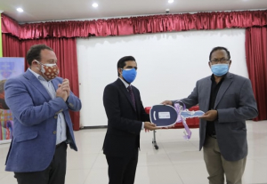 Reprezentativu UNICEF iha Timor-Leste, Bilal Durrani, (klaran) simbolikamente entrega karreta hamutuk unidade 21 ba Vise Ministru Saúde, Bonifácio Mau Coli dos Reis, akompaña husi Embaixadór  Australia, Peter Roberts, iha Palásiu Sinzas, Kaikoli, tersa (19/10). 