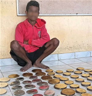 Sidadaun Timor-Leste ida ho inisiál AG ne’ebé ekipa konjunta PNTL kaptura iha fronteira, tanba tenka fa&#039;an sasán kulturál ba Indonézia, (24/09).