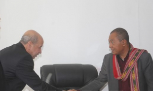 Word Bank Country Representative, Bernard Harborne kaer liman ho Ministru Justisa (MJ), Tiago Amaral Sarmento.