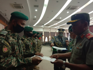 Xefe Estadu Maior F-FDTL, Brigadeiro Jenerál, Calisto Santos &quot;Coliati&quot;, entrega hela Sertifikadu ba formandu sira ne’ebé remata ona kursu, iha kuartel Jeneral Fatuhada, sesta (26/11).  