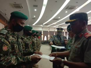 Xefe Estadu Maior F-FDTL, Brigadeiro Jenerál, Calisto Santos &quot;Coliati&quot;, entrega hela Sertifikadu ba formandu sira ne’ebé remata ona kursu, iha kuartel Jeneral Fatuhada, sesta (26/11).  