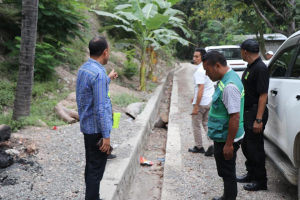 Ministru Obras Públikas (MOP), Abel Pires da Silva, observa direta konstrusaun estrada Rural Uatabo, Buruma, Baukau.