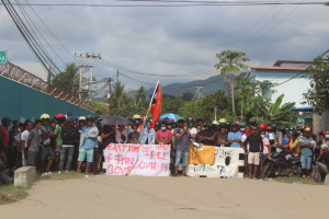 Manifestantes sira halo hela asaun demonstrasaun hodi hatoo sira nia kritikas no ezijensia ba SIJK atu hasai ona matebian AB nia mate isin mate husi sala izolamentu Verra Cuz, iha Kaikoli, tersa (13/04/2021)