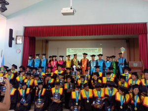 Estudante Institu siénsia Relijiosa (ICR) são Tomas de Aquino prepara hela tuir gradusaun iha salaun katedral, Vilaverde, kinta (30/09).