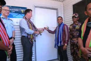 Vise-Ministru Interior, Antonio Armindo ho Embaixador Australia Interinu, Bryce Hutchesson foto hamutuk iha Postu PNTL ne’ebé konstrui iha fronteira Oecusse.