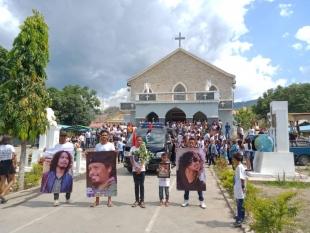 Hafoin Misa iha igreja Balide, familia ho kolega sira akompanha mate isin lori ba Likuisa (07/11)