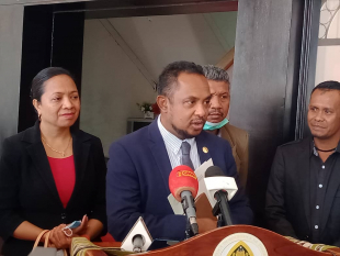Prezidente Autoridade Rejiaun Administartiva Espesiál Oekusse-Ambeno (RAEOA) no Zona Espesiál Ekonomia Sosial Merkadu ( ZEESM) Arsenio Paixão Bano Ko&#039;alia ba Jornalista sira hafoin hasoru malu ho PM Taur Matan Ruak iha Palasiu Governu Dili (7/8)