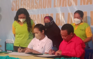 Sekretáriu Estadu Kooperativa (SEKoop), Elizário Ferreira (los), asina hela Memorando of Understandings (MoU) ho Vise Governadora BCTL, Nur-Aini Djafar Alkatiri. 
