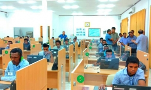 Estudantes sira ida idak tuur iha ninia fatin hodi tuir hela treinamentu wainhira Sekretariu Estadu SEFOPE Interinu visita ba sentru treinamentu