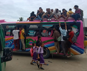 Votante sira ne’ebé hadau malu transporte hodi ba tuir votasaun iha Munisípiu Baukau.