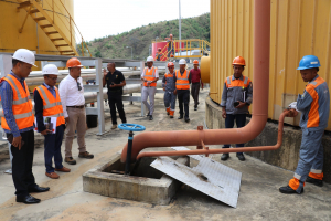 Ministru Obras Públikas (MOP), Abel Pires da Silva, observa direta funsionamentu Sentral Eletrika Hera.