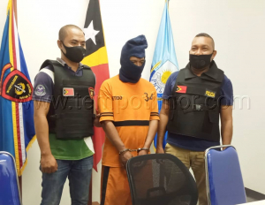Membru PNTL hamrik haleu hela Suspeitu ho inisial FAT iha Sentru Formasaun Komandu PNTL, Kaikoli, Kinta (28/07).