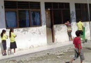 Estudante sira la&#039;o hela iha aredor Eskola Sekundaria Jeral 10 Dezembru Komoro.