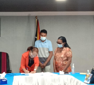 Diretóra UKAE, Amelia Da Silva Araújo asina hela dokumentu ne&#039;ebe kontratu subsidiu ba estudante bolseiru no akompaña mos husi reprezentante veterana iha salaun MESSK, kuarta (07/07).