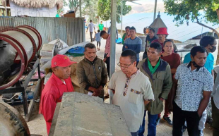 Sekretáriu Estadu Kooperativa (SEKoop), Elizário Ferreira ho membru MOKATIL sira hala’o hela observasaun ba mákina produsaun kafé batar no sorgum iha sentru kooperativa lokaliza iha Suku Liurai, Postu Administrativu Aileu Munisípiu Aileu, sábadu (14/08).