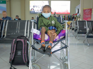 Pasiénte Lídia dos Santos ne&#039;ebé enfrenta moras kankru ruin preparadu aranka ba tratamentu iha Indonezia.