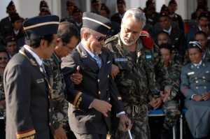 Xanana Gusmao ho Taur Matan Ruak ajuda Mahunu tun husi podium no akompana husi atual PR Francisco Guterres Lu Olo hafoin partisipa  iha seremonia desmobilizasaun 