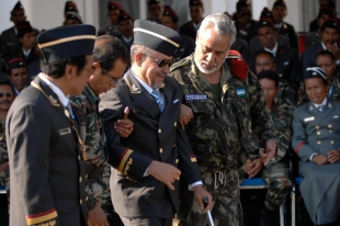 Xanana Gusmao ho Taur Matan Ruak ajuda Mahunu tun husi podium no akompana husi atual PR Francisco Guterres Lu Olo hafoin partisipa  iha seremonia desmobilizasaun 