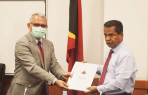 Ministru Finansa (MF), Rui Gomes entrega hela diploma Orsamentu Jerál Estadu (OJE) 2022 ba Prezidente Parlamentu Nasionál (PN), Aniceto Longuinhos Guterres Lopes iha sala konferénsia Parlamentu Nasionál, sesta (15/10).