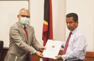 Ministru Finansa (MF), Rui Gomes entrega hela diploma Orsamentu Jerál Estadu (OJE) 2022 ba Prezidente Parlamentu Nasionál (PN), Aniceto Longuinhos Guterres Lopes iha sala konferénsia Parlamentu Nasionál, sesta (15/10).
