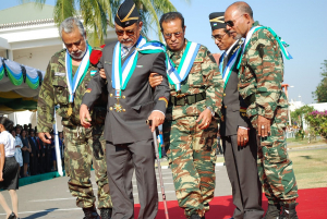 Eis Komandante FALINTIL, Kay Rala Xanana Gusmão (karuk), tuir fali Komandante Mauhuno (matebian), Komandante Taur Matan Ruak, Lere Anan Timur no Lú Olo, Hamutuuk iha serimonia komemorasaun loron importante balun liuba,