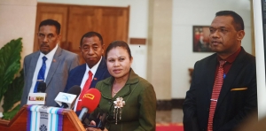 Prezidente Partidu KHUNTO, Armanda Berta dos Santos ko&#039;alia ba Midia hafoin sorumutuk ho Prezidente da Republika, Francisco Guterres Lu Olo iha palasiu Prezidensial, Dili (23/01)