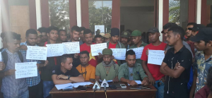 Portavoz sira husi Movimentu Universitáriu Timor-Leste (MUTL) halo hela konferénsia imprensa iha Kampus UNTL ohin (9/12).