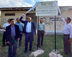 Ministru ba Asuntu Parlamentár no Komunikasaun Sosiál, Francisco Martins da Costa Pereira Jerónimo, partisipa serimónia entrega uma no rai ba TATOLI.IP, iha Munisipiu Baukau.