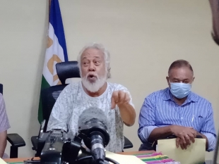 CNRT President Kay Rala Xanana Gusmao speaks to the Press in the party headquarter in Dili (23/5)