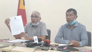Vise Prezidente Partidu CNRT, Virgilio Smith ka&#039;er surat ne&#039;ebe haruka ba Primeiru Ministru VIII Governu Konstitusional hamutuk ho Sekreatiu Jeral Interinu CNRT, Jacinto Rigoberto iha konferensia Imprensa iha sede partidu nian iha Bairro dos Grillos Dili (11/5)